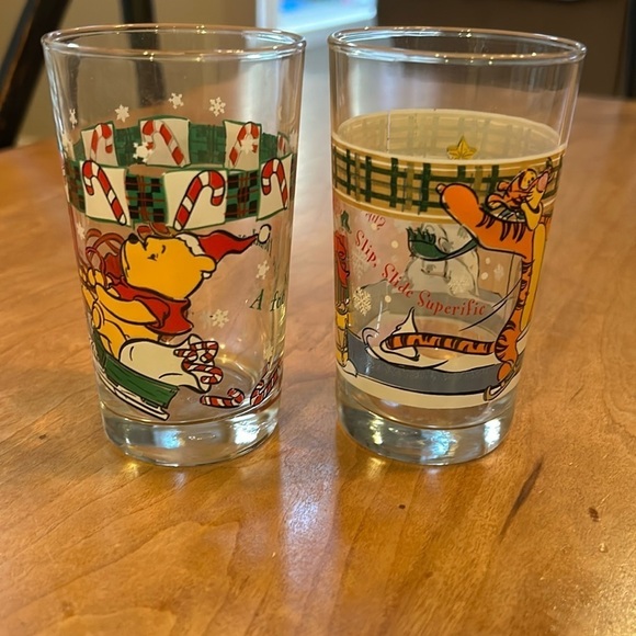 Disney Pooh Set of 2 Christmas Juice Glasses - Picture 1 of 8
